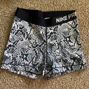 Women’s small Nike pro shorts